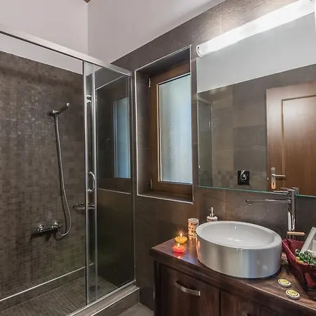 The View Village - & Karpenísion